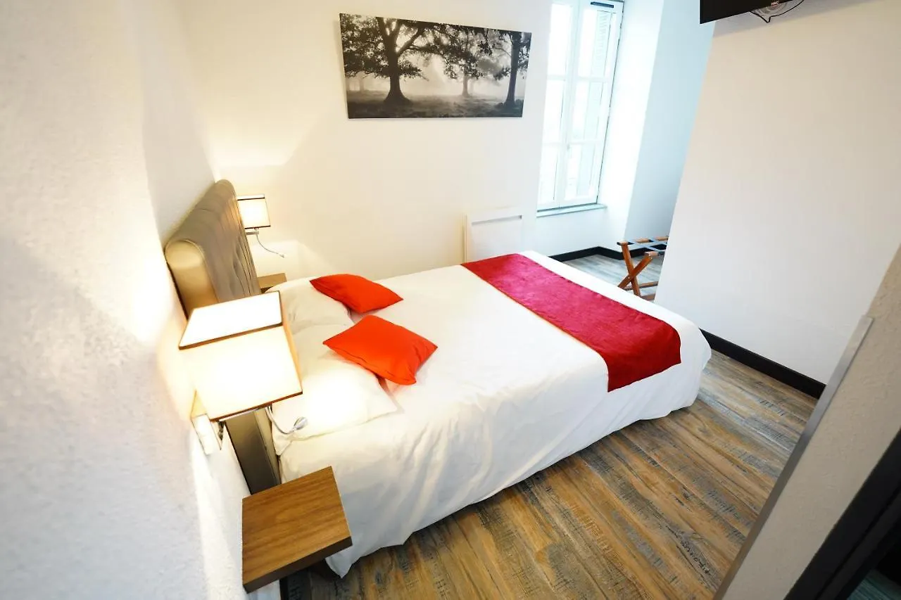 **  Logis Hotel Le Relais Des Remparts Allanche France